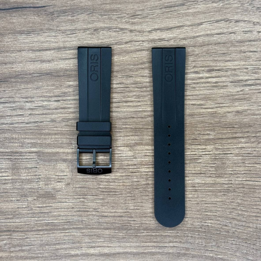 Ремешок для часов Oris из каучука, черный, с пряжкой Каучуковые ремешки идеально подходят для активного образа жизни. Они легче и теплее металлических браслетов, а ощущаются на руке как вторая кожа. Большое преимущество каучука в том, что он не боится воды. У нас присутствуют только высококачественные материалы и оригинальный товар от производителя.