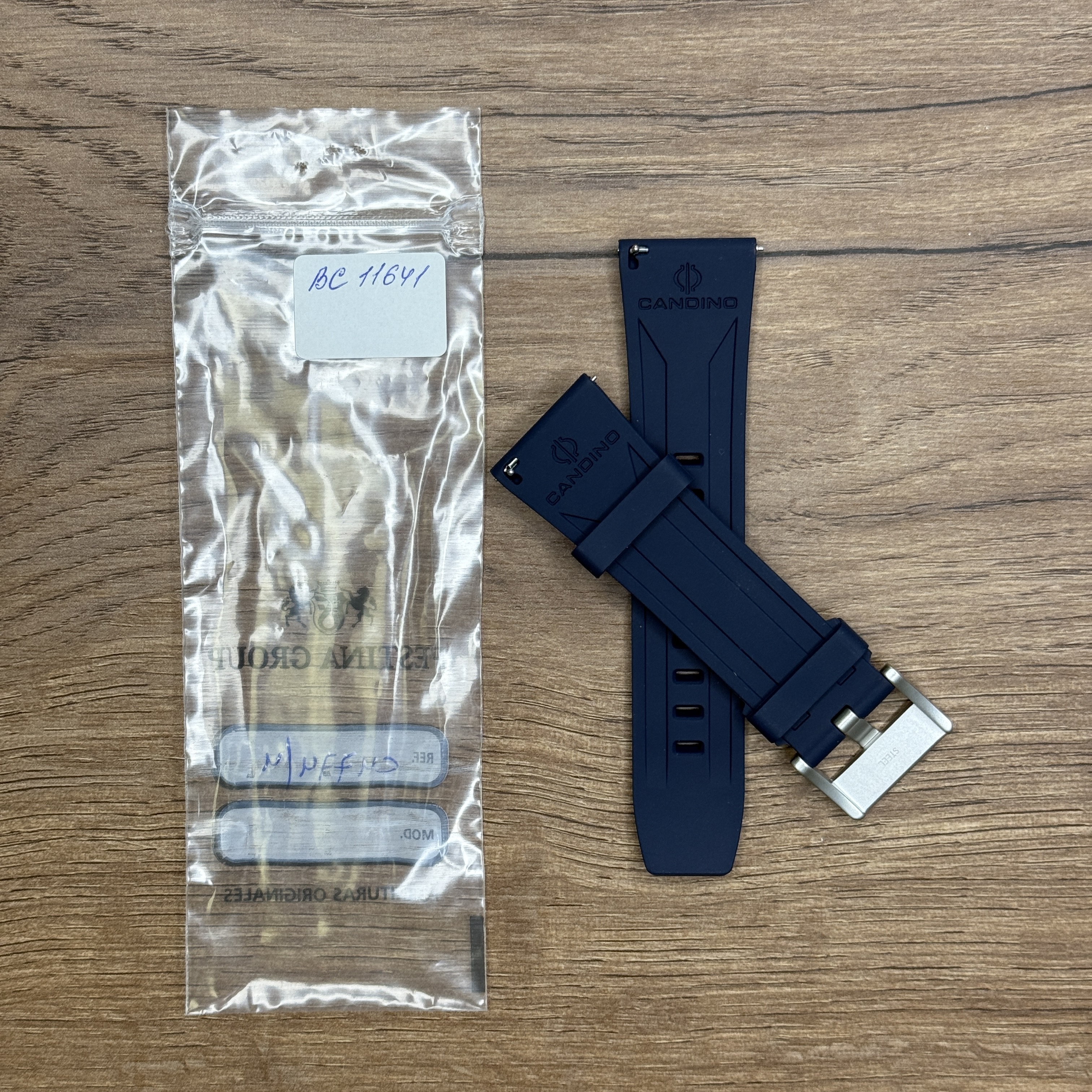 Ремешок для часов Candino из каучука, синий, для C4774, С4746 26мм Каучуковые ремешки идеально подходят для активного образа жизни. Они легче и теплее металлических браслетов, а ощущаются на руке как вторая кожа. Большое преимущество каучука в том, что он не боится воды. У нас присутствуют только высококачественные материалы и оригинальный товар от производителя.