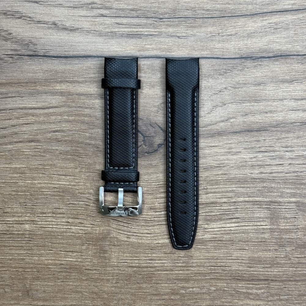 Ремешок для часов Jaguar из кожи теленка, черный, для J689/1 BC07360 Кожаные ремешки - стильные, надёжные и долговечные, способные составить достойную пару часам со стальным корпусом или часам из титана. Аксессуары из кожи не рекомендуется использовать в воде. У нас присутствуют только высококачественные материалы и оригинальный товар от производителя.