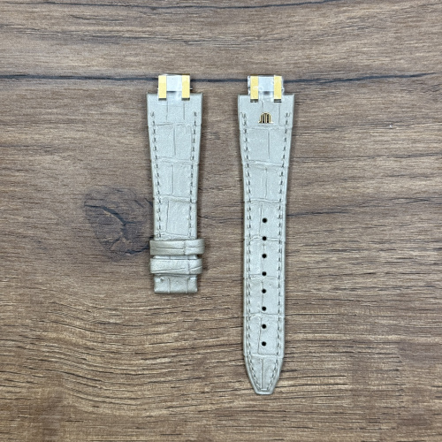 Ремешок для часов Maurice Lacroix из кожи теленка, бежевый, 21/16 мм Кожаные ремешки - стильные, надёжные и долговечные, способные составить достойную пару часам со стальным корпусом или часам из титана. Аксессуары из кожи не рекомендуется использовать в воде. У нас присутствуют только высококачественные материалы и оригинальный товар от производителя.