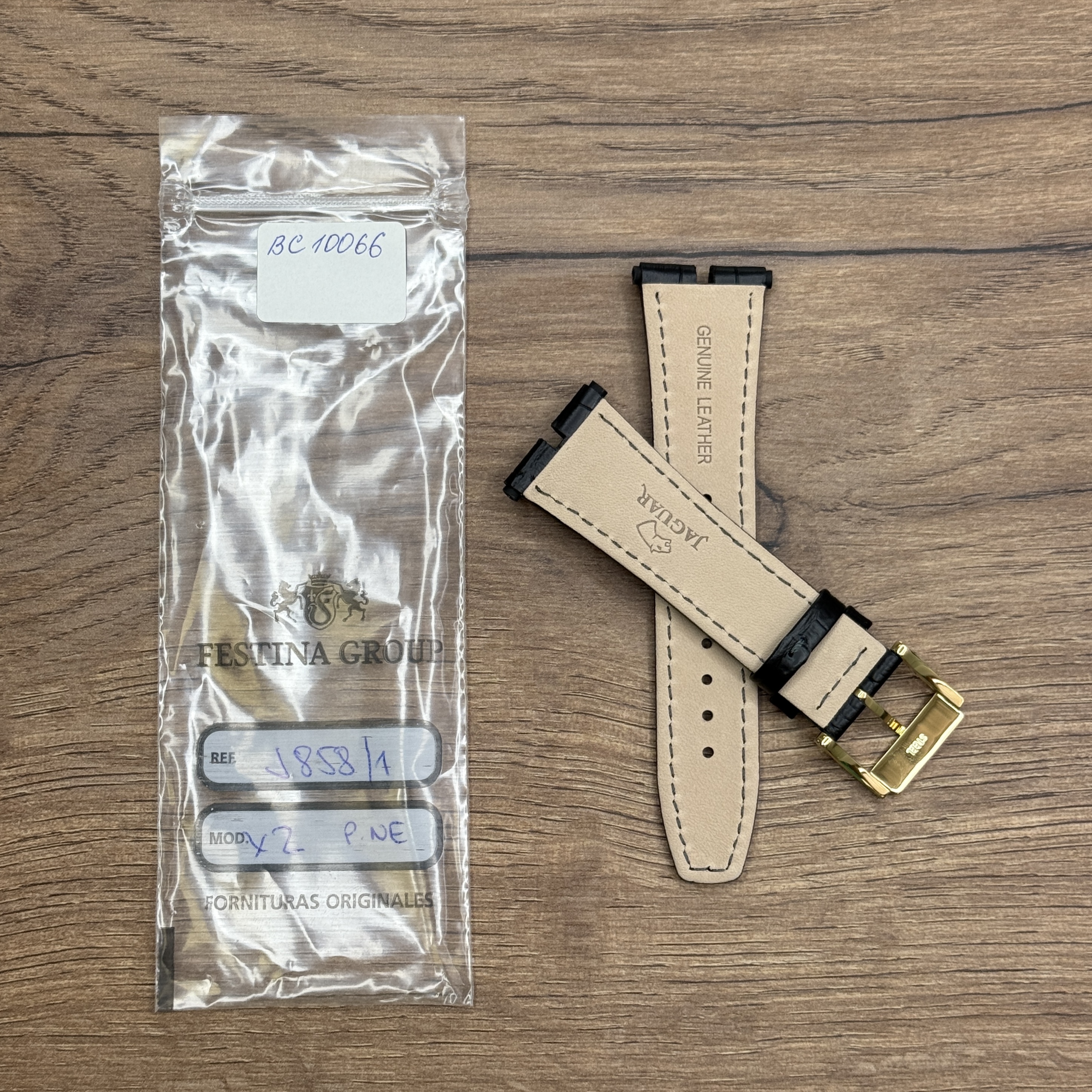 Ремешок для часов Jaguar из кожи теленка, черный, для J858/855 Кожаные ремешки - стильные, надёжные и долговечные, способные составить достойную пару часам со стальным корпусом или часам из титана. Аксессуары из кожи не рекомендуется использовать в воде. У нас присутствуют только высококачественные материалы и оригинальный товар от производителя.