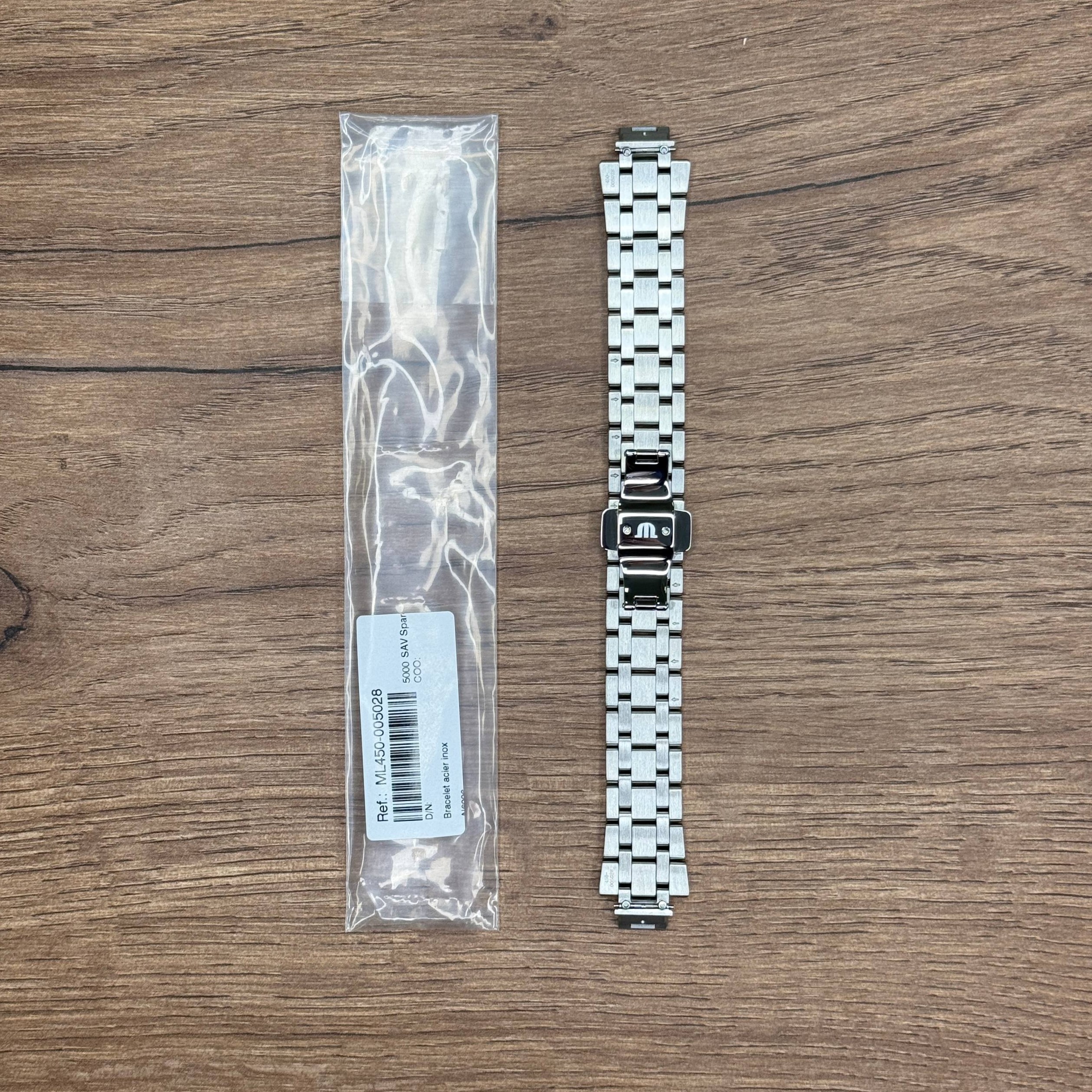 Браслет для часов Maurice Lacroix из нержавеющей стали Подходит для часов AI6006, AI1106.
Главное преимущество металлических браслетов – долговечность и практичность. Браслет всегда можно отдать на полировку и чистку, вернув ему первозданный вид. Также они всегда выглядят более эффектно, так как являются неким продолжением ваших часов. Нержавеющая сталь отличается высокой прочностью к царапинам и износостойкостью. У нас присутствуют только высококачественные материалы и оригинальный товар от производителя.