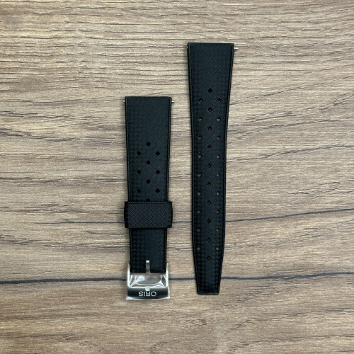 Ремешок для часов Oris оригинальный, каучук, черный Подходит для часов Oris Divers Sixty-Five 7720.
    Каучуковые ремешки идеально подходят для активного образа жизни. Они легче и теплее металлических браслетов, а ощущаются на руке как вторая кожа. Большое преимущество каучука в том, что он не боится воды. 
У нас присутствуют только высококачественные материалы и оригинальный товар от производителя. 
