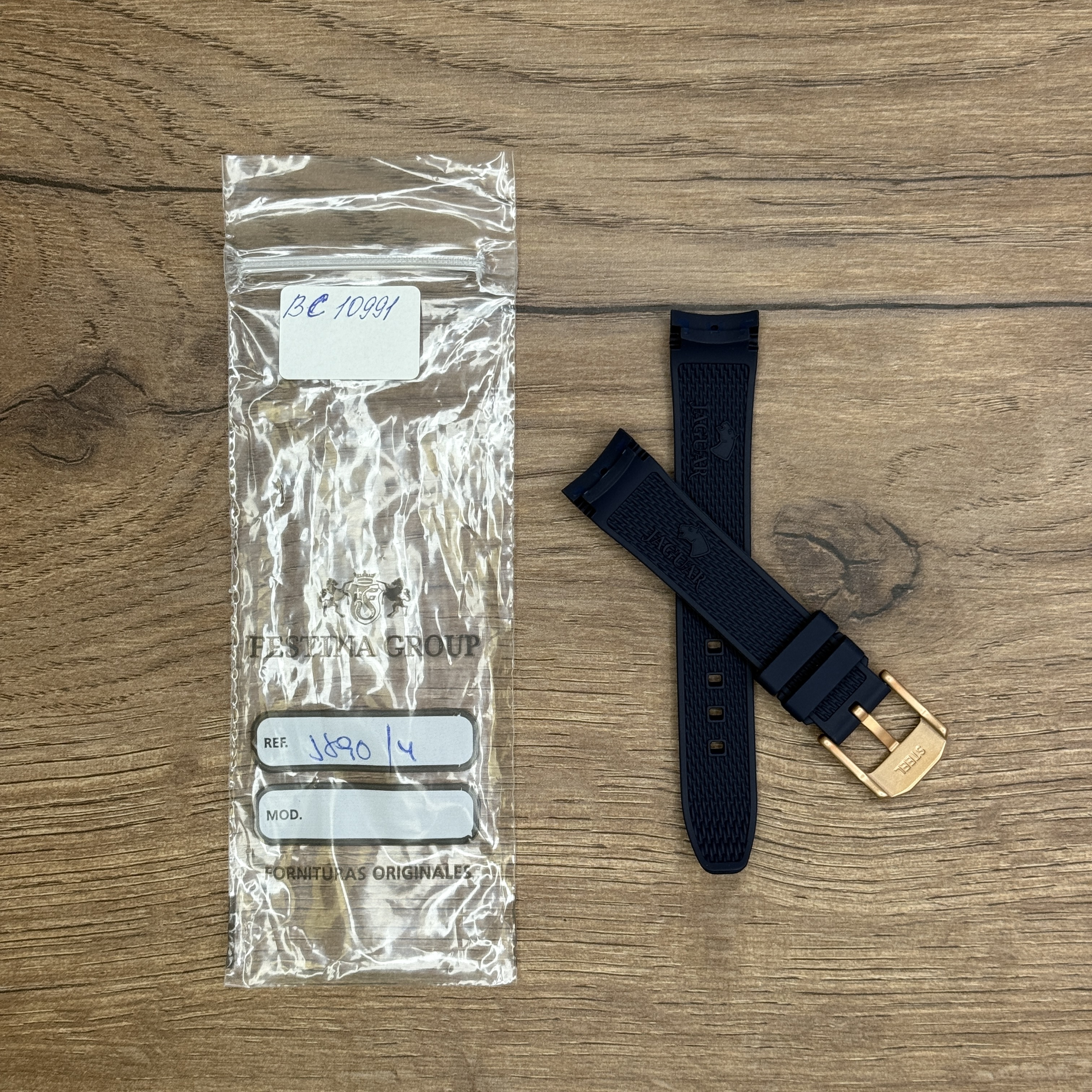 Ремешок для часов Jaguar из каучука, синий, для J890 Каучуковые ремешки идеально подходят для активного образа жизни. Они легче и теплее металлических браслетов, а ощущаются на руке как вторая кожа. Большое преимущество каучука в том, что он не боится воды. У нас присутствуют только высококачественные материалы и оригинальный товар от производителя.