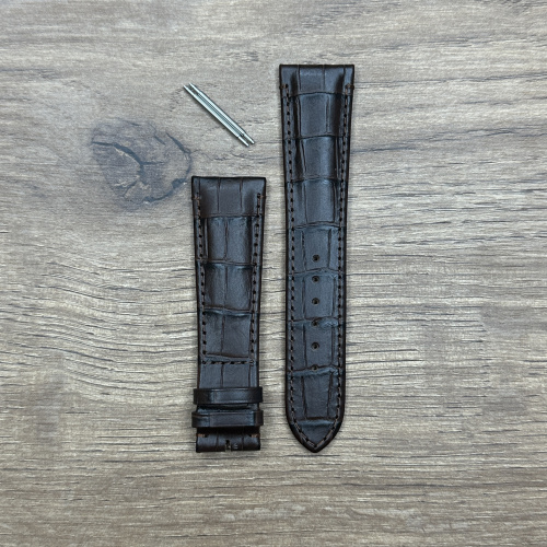 Ремешок для часов Oris коричневого цвета, без застежки  Кожаные ремешки - стильные, надёжные и долговечные, способные составить достойную пару часам со стальным корпусом или часам из титана. Аксессуары из кожи не рекомендуется использовать в воде. У нас присутствуют только высококачественные материалы и оригинальный товар от производителя.