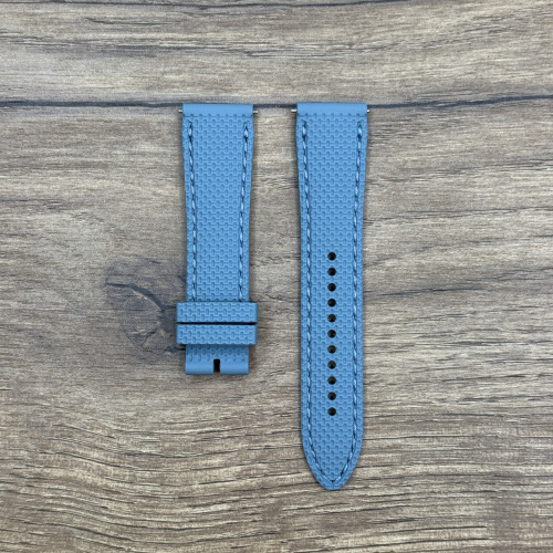 Ремешок для часов Frederique Constant из каучука, светло-голубой, 18/16,  для FC-286 Каучуковые ремешки идеально подходят для активного образа жизни. Они легче и теплее металлических браслетов, а ощущаются на руке как вторая кожа. Большое преимущество каучука в том, что он не боится воды. У нас присутствуют только высококачественные материалы и оригинальный товар от производителя
