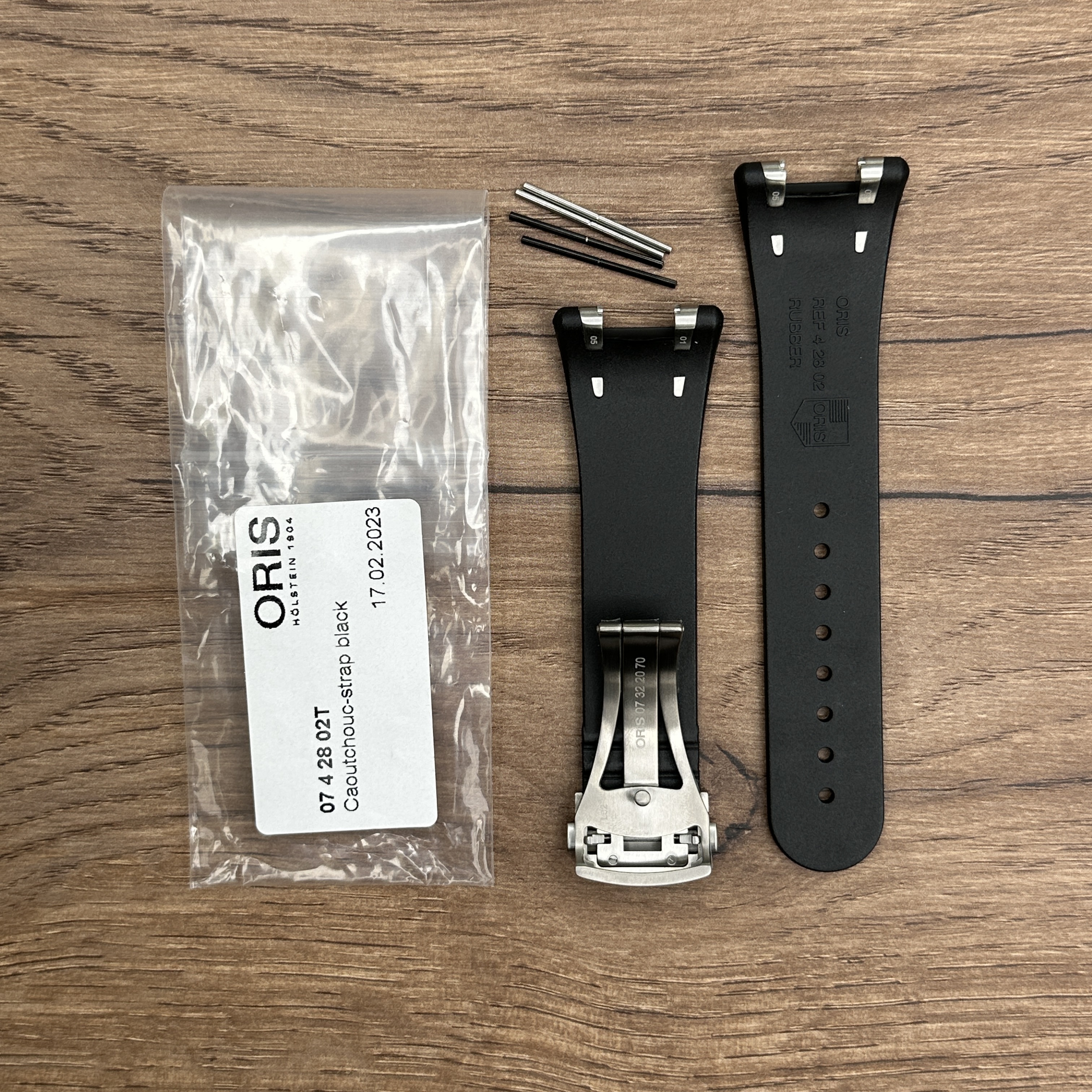 Каучуковый ремешок ОРИС для часов Oris TT3 с клипсой, титан Каучуковые ремешки идеально подходят для активного образа жизни. Они легче и теплее металлических браслетов, а ощущаются на руке как вторая кожа. Большое преимущество каучука в том, что он не боится воды. У нас присутствуют только высококачественные материалы и оригинальный товар от производителя. Oris TT3 7588, 7589, 7587 
