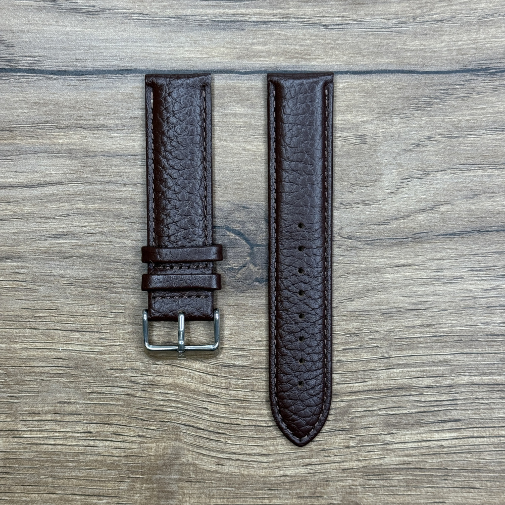 Ремешок для часов Swiss Alpine Military коричневого цвета из натуральной кожи  STRAP 7011.1532SAM Кожаные ремешки - стильные, надёжные и долговечные, способные составить достойную пару часам со стальным корпусом или часам из титана. Аксессуары из кожи не рекомендуется использовать в воде. У нас присутствуют только высококачественные материалы и оригинальный товар от производителя