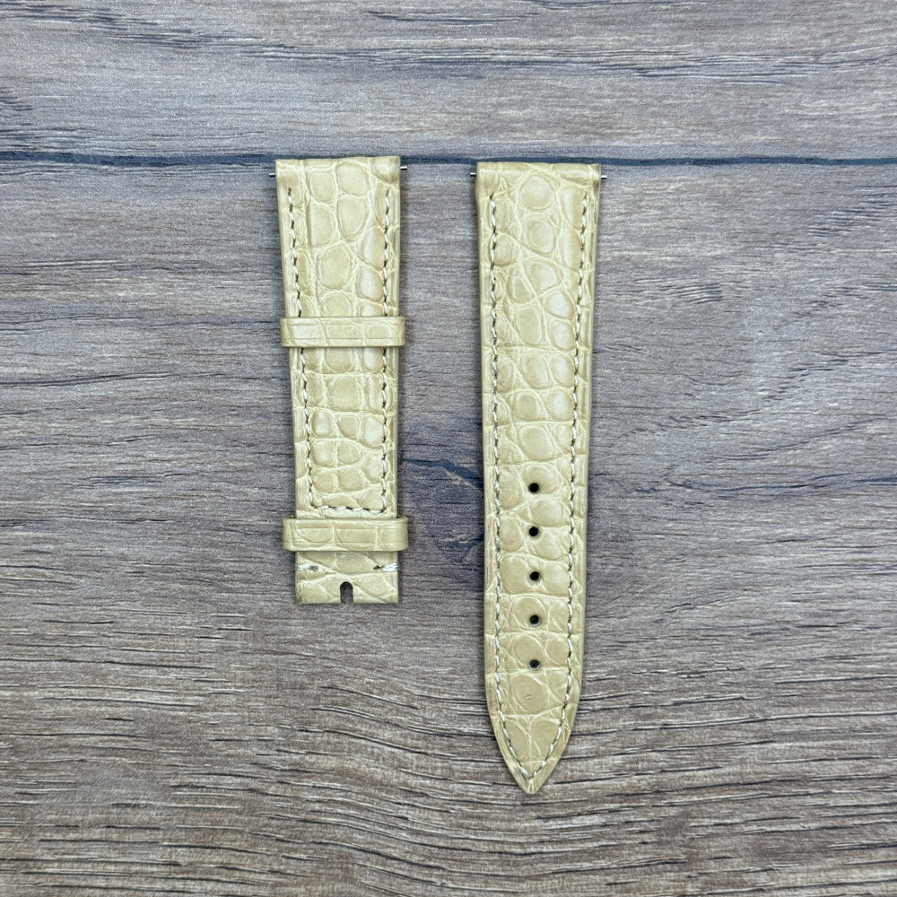 Ремешокдля часов Frederique Constant из кожи аллигатора, бежевый 19 мм  FCS-ABEIGE19X16 Кожаные ремешки - стильные, надёжные и долговечные, способные составить достойную пару часам со стальным корпусом или часам из титана. Аксессуары из кожи не рекомендуется использовать в воде. У нас присутствуют только высококачественные материалы и оригинальный товар от производителя.