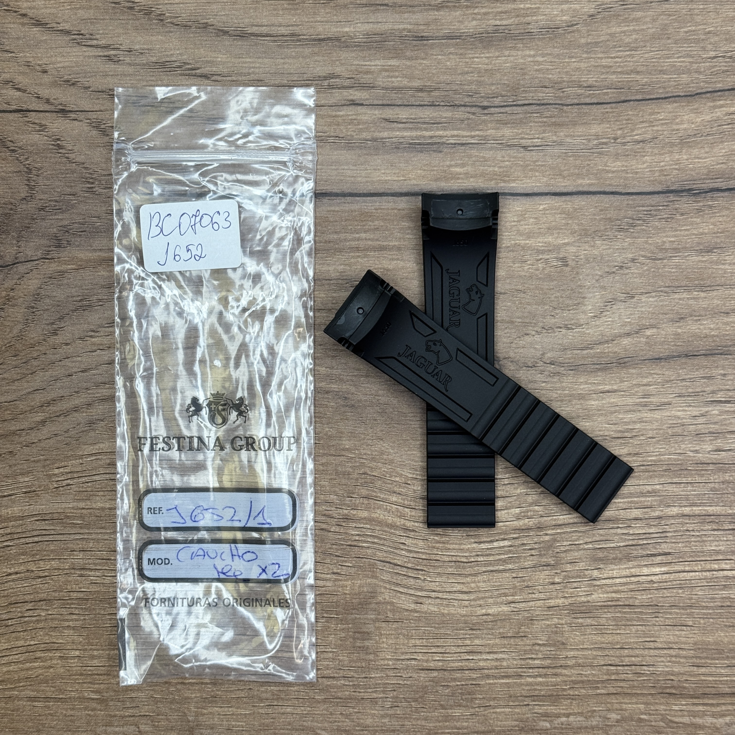 Ремешок для часов Jaguar из каучука, черный, J652/J651/J688/J958/J814/J691 Каучуковые ремешки идеально подходят для активного образа жизни. Они легче и теплее металлических браслетов, а ощущаются на руке как вторая кожа. Большое преимущество каучука в том, что он не боится воды. У нас присутствуют только высококачественные материалы и оригинальный товар от производителя