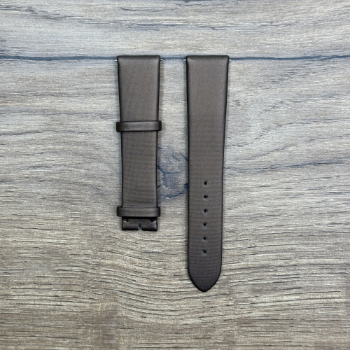 Ремешок для часов Frederique Constant из сатина, коричневый, длинный, 19 мм Сатиновые ремешки для часов универсальны и подходят как для повседневной носки, так и для вечерних выходов. Сатин - материал деликатный и при правильном и аккуратном обращении будет долго вас радовать, а его блеск придавать часам изысканный вид. Ремешки из сатина мягкие и гипоаллергенные, они не вызывают раздражения и комфортны при длительном ношении. У нас присутствуют только высококачественные материалы и оригинальный товар от производителя.