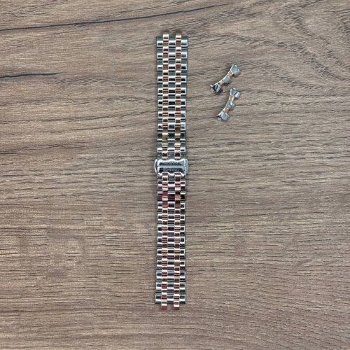 Браслет для часов Frederique Constant из нержавеющей стали Главное преимущество металлических браслетов – долговечность и практичность. Браслет всегда можно отдать на полировку и чистку, вернув ему первозданный вид. Также они всегда выглядят более эффектно, так как являются неким продолжением ваших часов. Нержавеющая сталь отличается высокой прочностью к царапинам и износостойкостью. У нас присутствуют только высококачественные материалы и оригинальный товар от производителя.