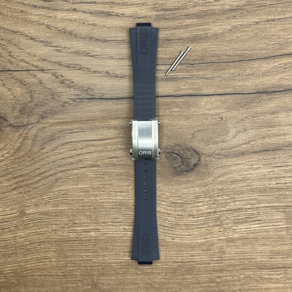 Ремешок для часов Oris из каучука, с застежкой из нержавеющей стали, длина 81/130 мм Каучуковые ремешки идеально подходят для активного образа жизни. Они легче и теплее металлических браслетов, а ощущаются на руке как вторая кожа. Большое преимущество каучука в том, что он не боится воды. У нас присутствуют только высококачественные материалы и оригинальный товар от производителя.