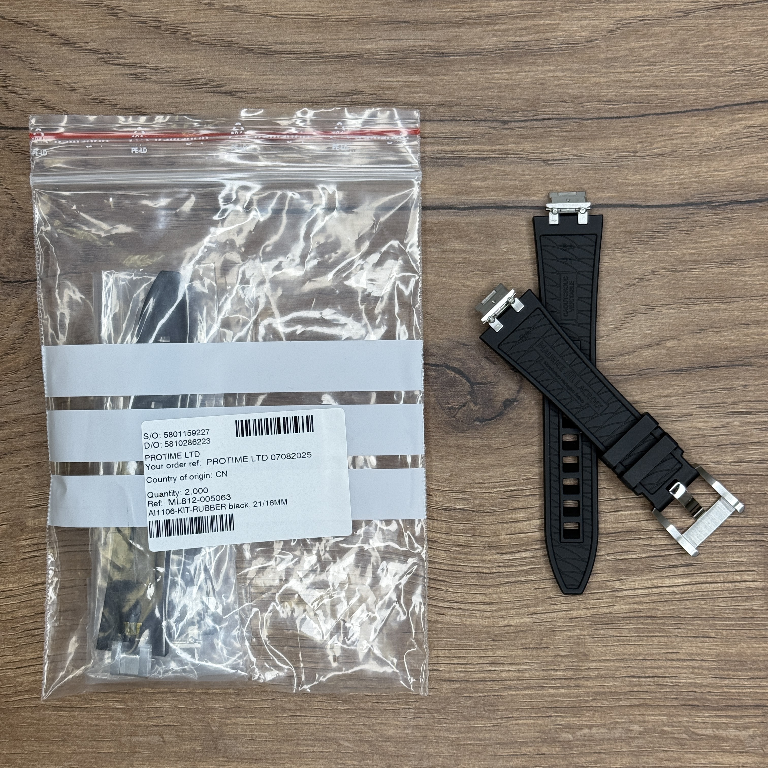 Ремешок для часов Maurice Lacroix AI1106 из каучука, 21/16 мм, черный Совместим с ML640-005063
Каучуковые ремешки идеально подходят для активного образа жизни. Они легче и теплее металлических браслетов, а ощущаются на руке как вторая кожа. Большое преимущество каучука в том, что он не боится воды. У нас присутствуют только высококачественные материалы и оригинальный товар от производителя
