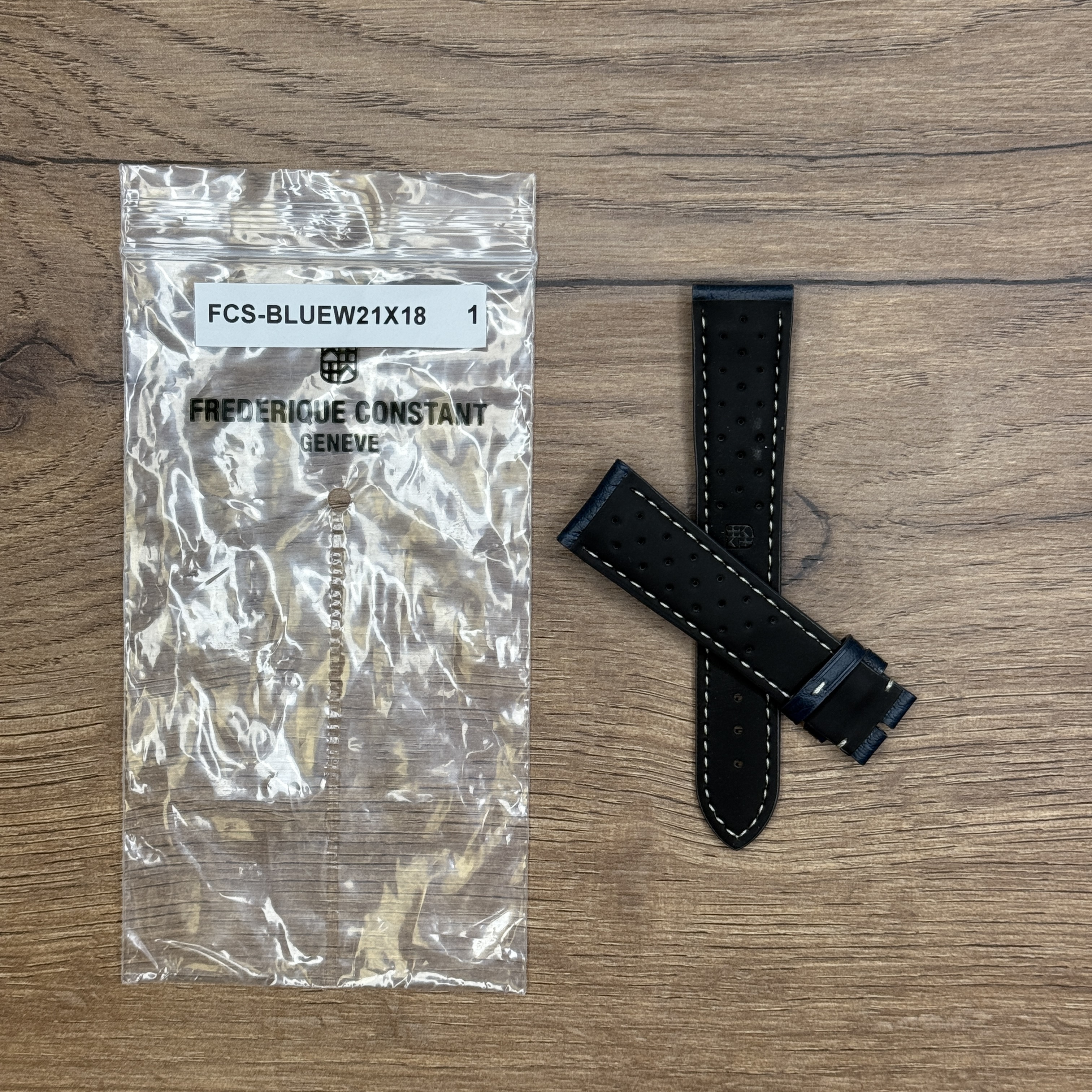 Ремешок для часов Frederique Constant из кожи теленка с перфорацией, синий, 21х18, для FC-282 Кожаные ремешки - стильные, надёжные и долговечные, способные составить достойную пару часам со стальным корпусом или часам из титана. Аксессуары из кожи не рекомендуется использовать в воде. У нас присутствуют только высококачественные материалы и оригинальный товар от производителя.