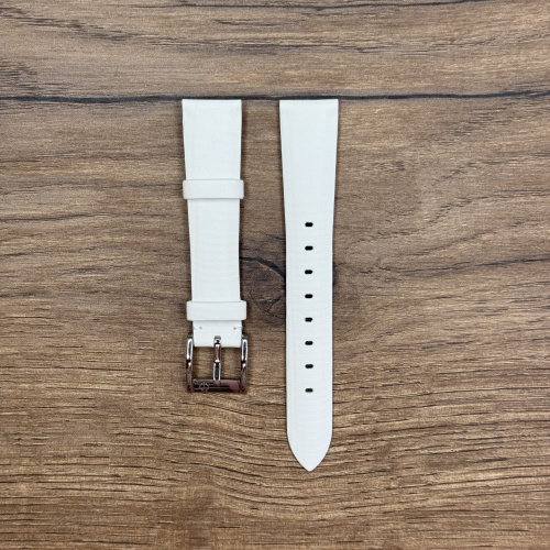 Ремешок для часов Candino из сатина, белый, для C4424 C4596/2 17мм Сатиновые ремешки для часов универсальны и подходят как для повседневной носки, так и для вечерних выходов. Сатин - материал деликатный и при правильном и аккуратном обращении будет долго вас радовать, а его блеск придавать часам изысканный вид. Ремешки из сатина мягкие и гипоаллергенные, они не вызывают раздражения и комфортны при длительном ношении. У нас присутствуют только высококачественные материалы и оригинальный товар от производителя.