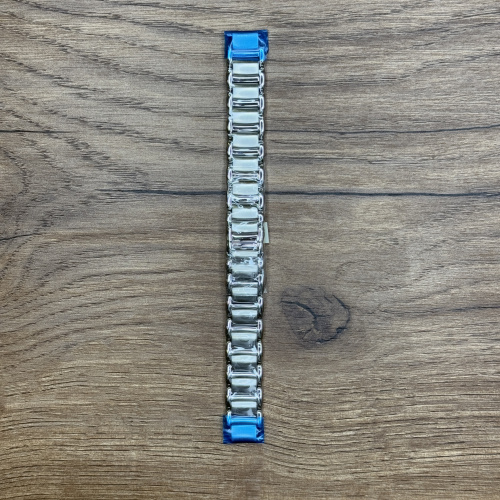 Браслет для часов Frederique Constant, нержавеющая сталь Главное преимущество металлических браслетов – долговечность и практичность. Браслет всегда можно отдать на полировку и чистку, вернув ему первозданный вид. Также они всегда выглядят более эффектно, так как являются неким продолжением ваших часов. Нержавеющая сталь отличается высокой прочностью к царапинам и износостойкостью. У нас присутствуют только высококачественные материалы и оригинальный товар от производителя.