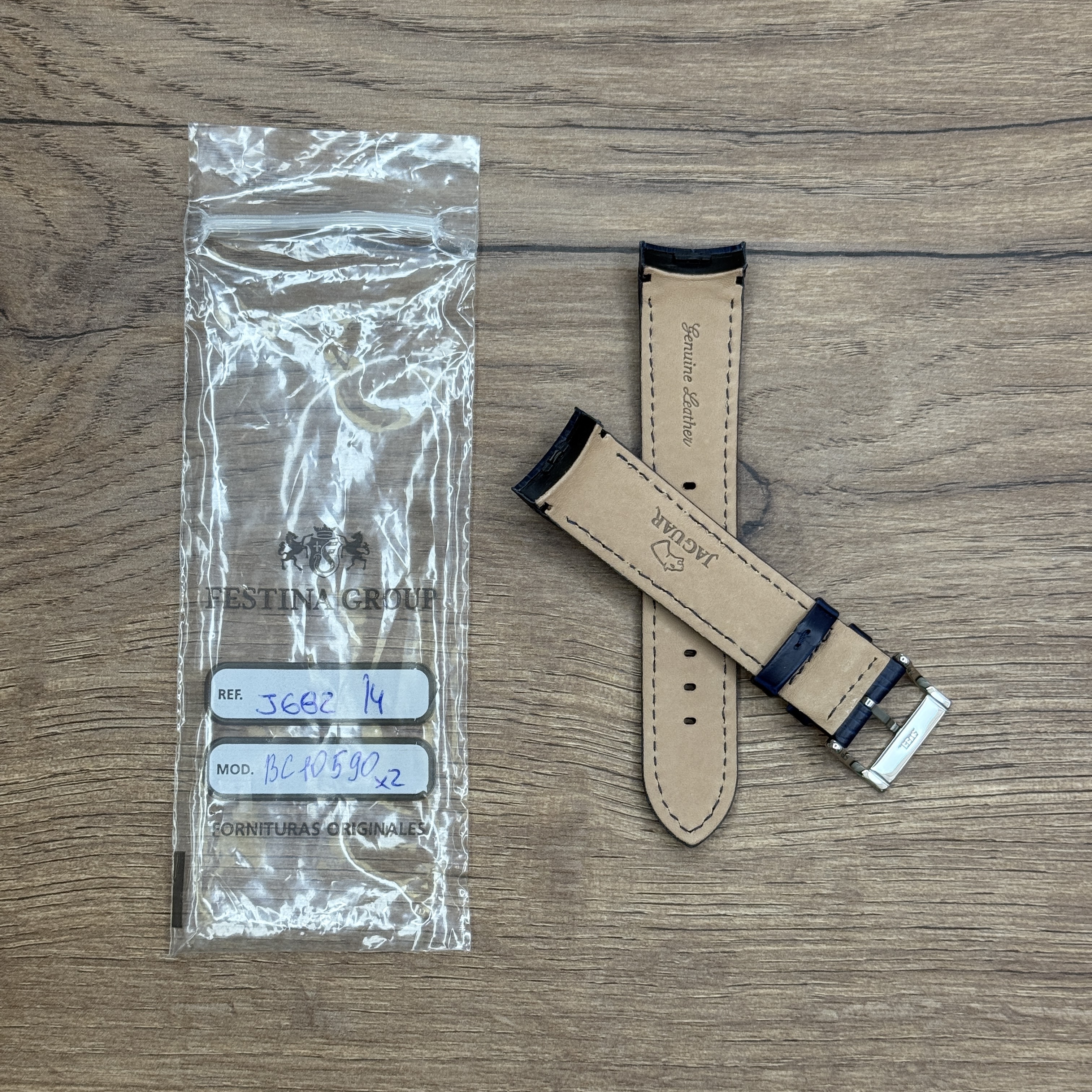 Ремешок для часов Jaguar из кожи теленка, синий, J682 Кожаные ремешки - стильные, надёжные и долговечные, способные составить достойную пару часам со стальным корпусом или часам из титана. Аксессуары из кожи не рекомендуется использовать в воде. У нас присутствуют только высококачественные материалы и оригинальный товар от производителя.