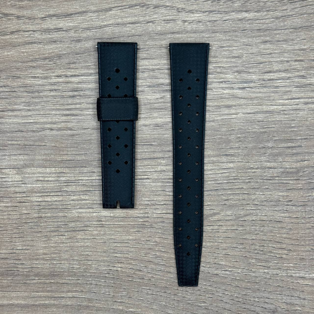 Ремешок для часов Oris, каучук черный, без пряжки Каучуковые ремешки идеально подходят для активного образа жизни. Они легче и теплее металлических браслетов, а ощущаются на руке как вторая кожа. Большое преимущество каучука в том, что он не боится воды. У нас присутствуют только высококачественные материалы и оригинальный товар от производителя
