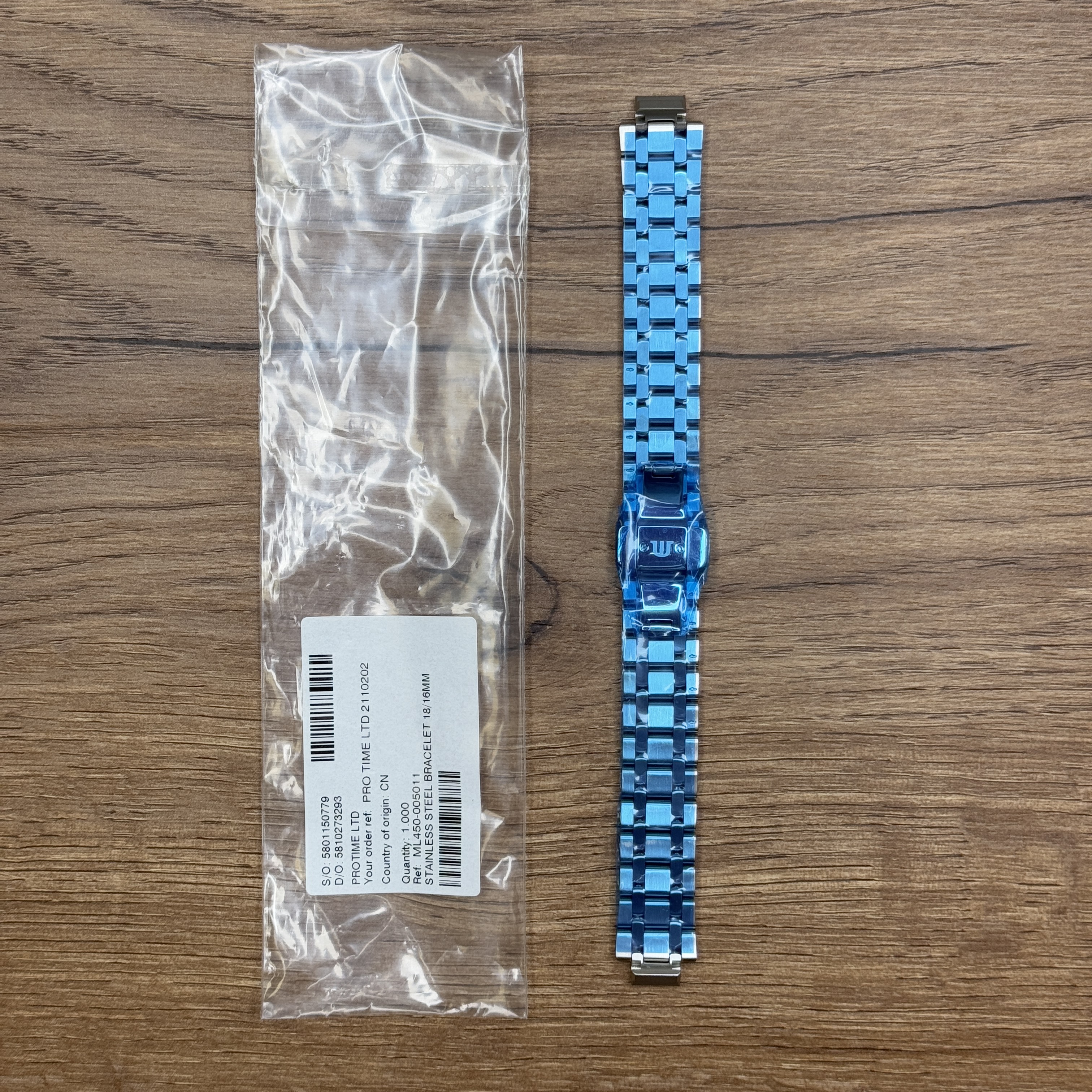 Браслет для часов Maurice Lacroix AI1006, нержавеющая сталь Главное преимущество металлических браслетов – долговечность и практичность. Браслет всегда можно отдать на полировку и чистку, вернув ему первозданный вид. Также они всегда выглядят более эффектно, так как являются неким продолжением ваших часов. 
Нержавеющая сталь отличается высокой прочностью к царапинам и износостойкостью.
У нас присутствуют только высококачественные материалы и оригинальный товар от производителя. 
