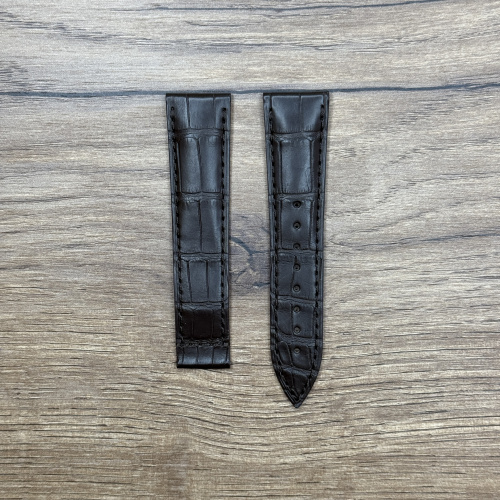 Ремешок для часов Frederique Constant из кожи аллигатора, коричневый, 21X18 Кожаные ремешки - стильные, надёжные и долговечные, способные составить достойную пару часам со стальным корпусом или часам из титана. Аксессуары из кожи не рекомендуется использовать в воде. У нас присутствуют только высококачественные материалы и оригинальный товар от производителя.