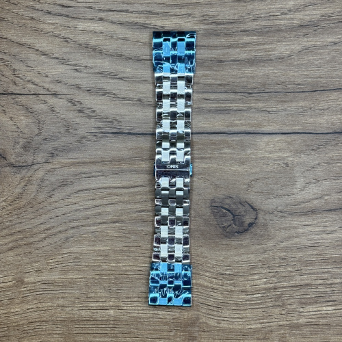 Браслет для часов Oris из титана Главное преимущество металлических браслетов – долговечность и практичность. Браслет всегда можно отдать на полировку и чистку, вернув ему первозданный вид. Также они всегда выглядят более эффектно, так как являются неким продолжением ваших часов. Нержавеющая сталь отличается высокой прочностью к царапинам и износостойкостью. У нас присутствуют только высококачественные материалы и оригинальный товар от производителя.