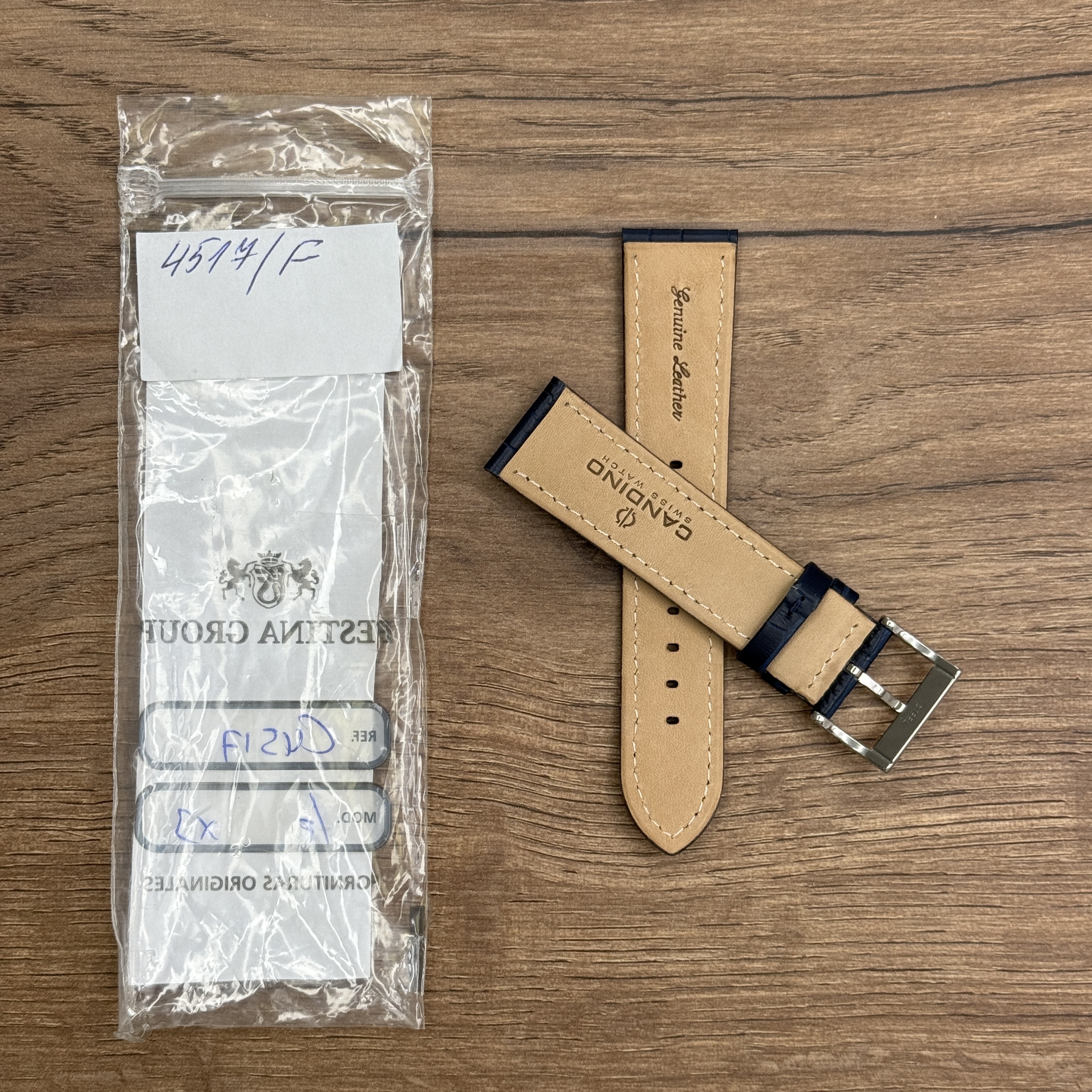 Ремешок для часов Candino из натуральной кожи, темно-синий Кожаные ремешки - стильные, надёжные и долговечные, способные составить достойную пару часам со стальным корпусом или часам из титана. Аксессуары из кожи не рекомендуется использовать в воде. У нас присутствуют только высококачественные материалы и оригинальный товар от производителя.