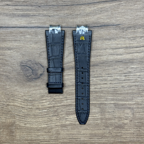 Ремешок для часов Maurice Lacroix, кожа теленка, иммитация крокодила, синий 23,8/18. 
Подходит для часов AI1018 Кожаные ремешки - стильные, надёжные и долговечные, способные составить достойную пару часам со стальным корпусом или часам из титана. Аксессуары из кожи не рекомендуется использовать в воде. У нас присутствуют только высококачественные материалы и оригинальный товар от производителя.