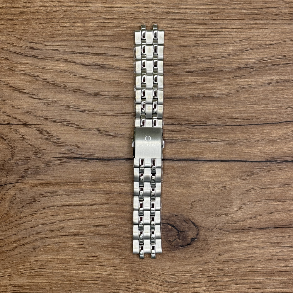 Браслет для часов Candino из нержавеющей стали C4698/40 METAL BAND Главное преимущество металлических браслетов – долговечность и практичность. Браслет всегда можно отдать на полировку и чистку, вернув ему первозданный вид. Также они всегда выглядят более эффектно, так как являются неким продолжением ваших часов. Нержавеющая сталь отличается высокой прочностью к царапинам и износостойкостью. У нас присутствуют только высококачественные материалы и оригинальный товар от производителя. 