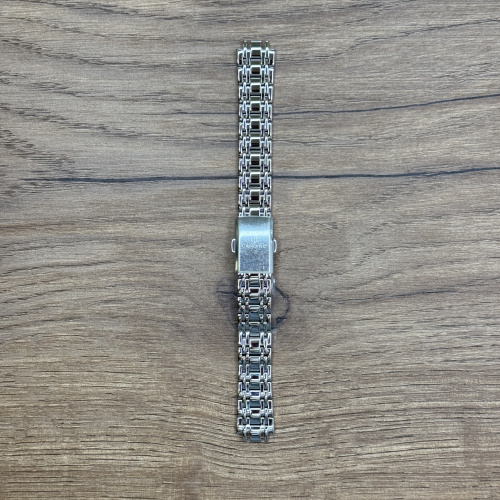 Браслет для часов Candino из нержавеющей стали Главное преимущество металлических браслетов – долговечность и практичность. Браслет всегда можно отдать на полировку и чистку, вернув ему первозданный вид. Также они всегда выглядят более эффектно, так как являются неким продолжением ваших часов. Нержавеющая сталь отличается высокой прочностью к царапинам и износостойкостью. У нас присутствуют только высококачественные материалы и оригинальный товар от производителя. 