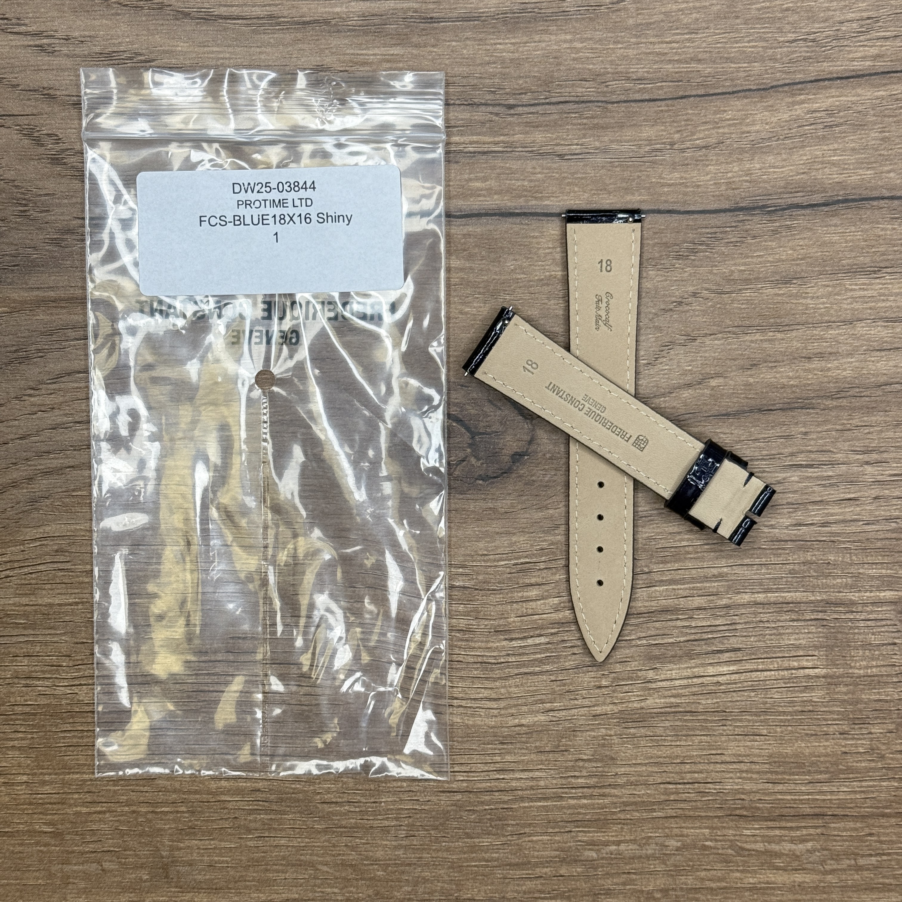 Ремешок для часов Frederique Constant из кожи теленка, синий, 18X16 Кожаные ремешки - стильные, надёжные и долговечные, способные составить достойную пару часам со стальным корпусом или часам из титана. Аксессуары из кожи не рекомендуется использовать в воде. У нас присутствуют только высококачественные материалы и оригинальный товар от производителя.