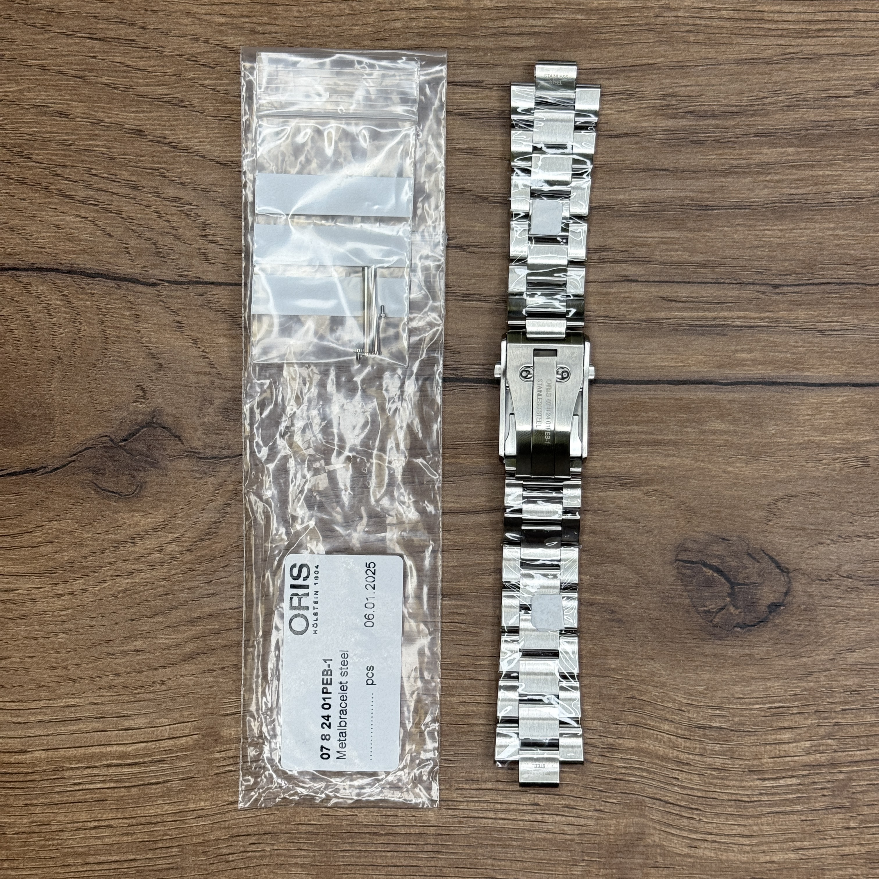 Браслет для часов Oris из нержавеющей стали Главное преимущество металлических браслетов – долговечность и практичность. Браслет всегда можно отдать на полировку и чистку, вернув ему первозданный вид. Также они всегда выглядят более эффектно, так как являются неким продолжением ваших часов. Нержавеющая сталь отличается высокой прочностью к царапинам и износостойкостью. У нас присутствуют только высококачественные материалы и оригинальный товар от производителя. 