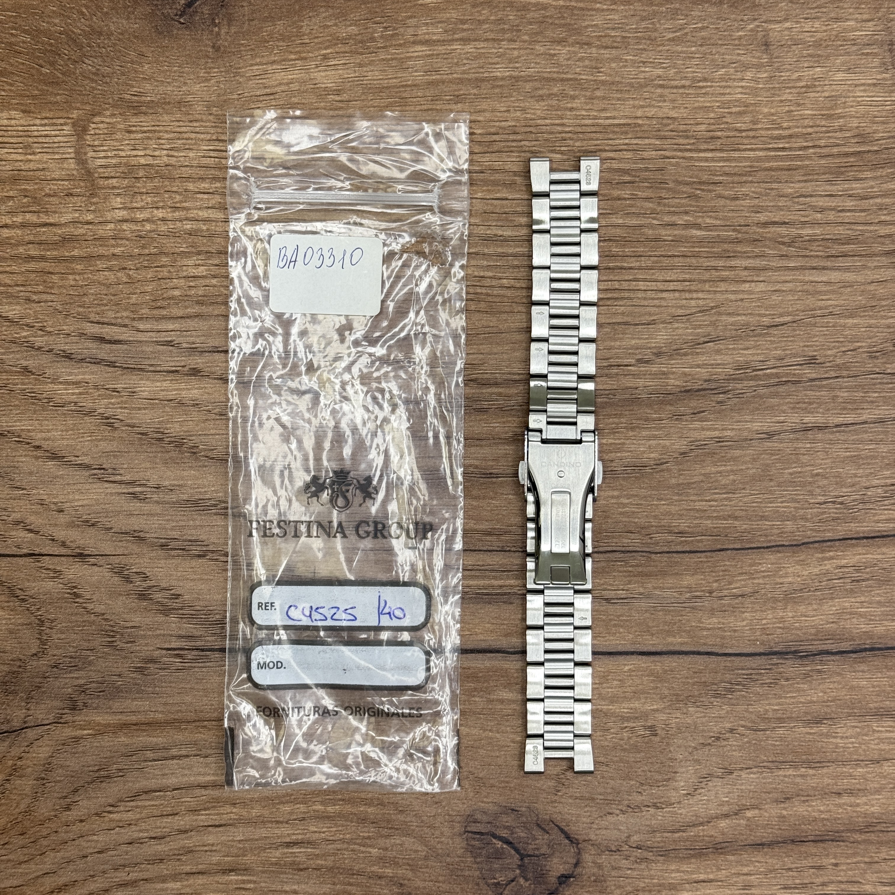 Браслет для часов Candino C4525 из нержавеющей стали Главное преимущество металлических браслетов – долговечность и практичность. Браслет всегда можно отдать на полировку и чистку, вернув ему первозданный вид. Также они всегда выглядят более эффектно, так как являются неким продолжением ваших часов. Нержавеющая сталь отличается высокой прочностью к царапинам и износостойкостью. У нас присутствуют только высококачественные материалы и оригинальный товар от производителя. 