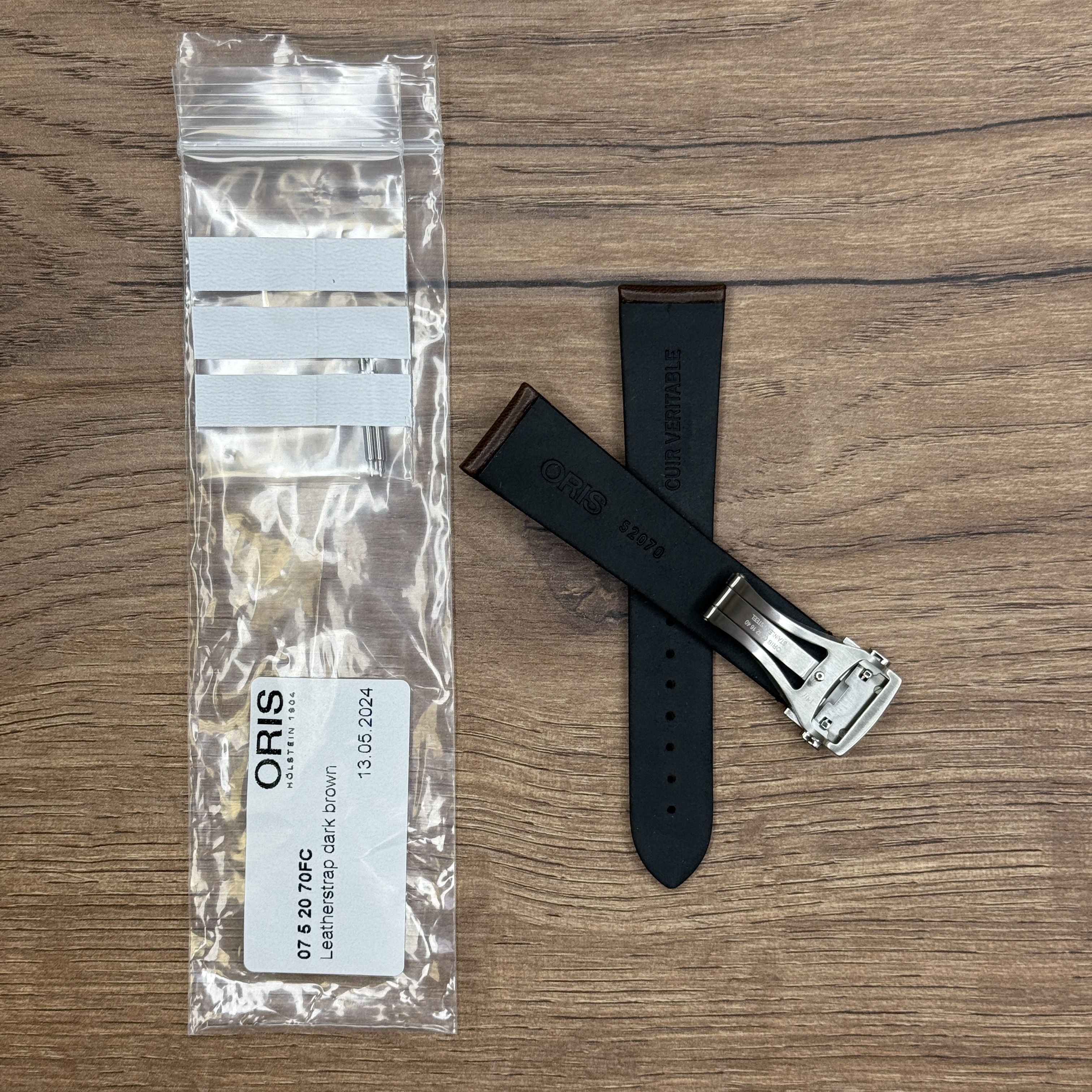 Ремешок для часов Oris из натуральной кожи, темно-коричневый Кожаные ремешки - стильные, надёжные и долговечные, способные составить достойную пару часам со стальным корпусом или часам из титана. Аксессуары из кожи не рекомендуется использовать в воде. У нас присутствуют только высококачественные материалы и оригинальный товар от производителя.