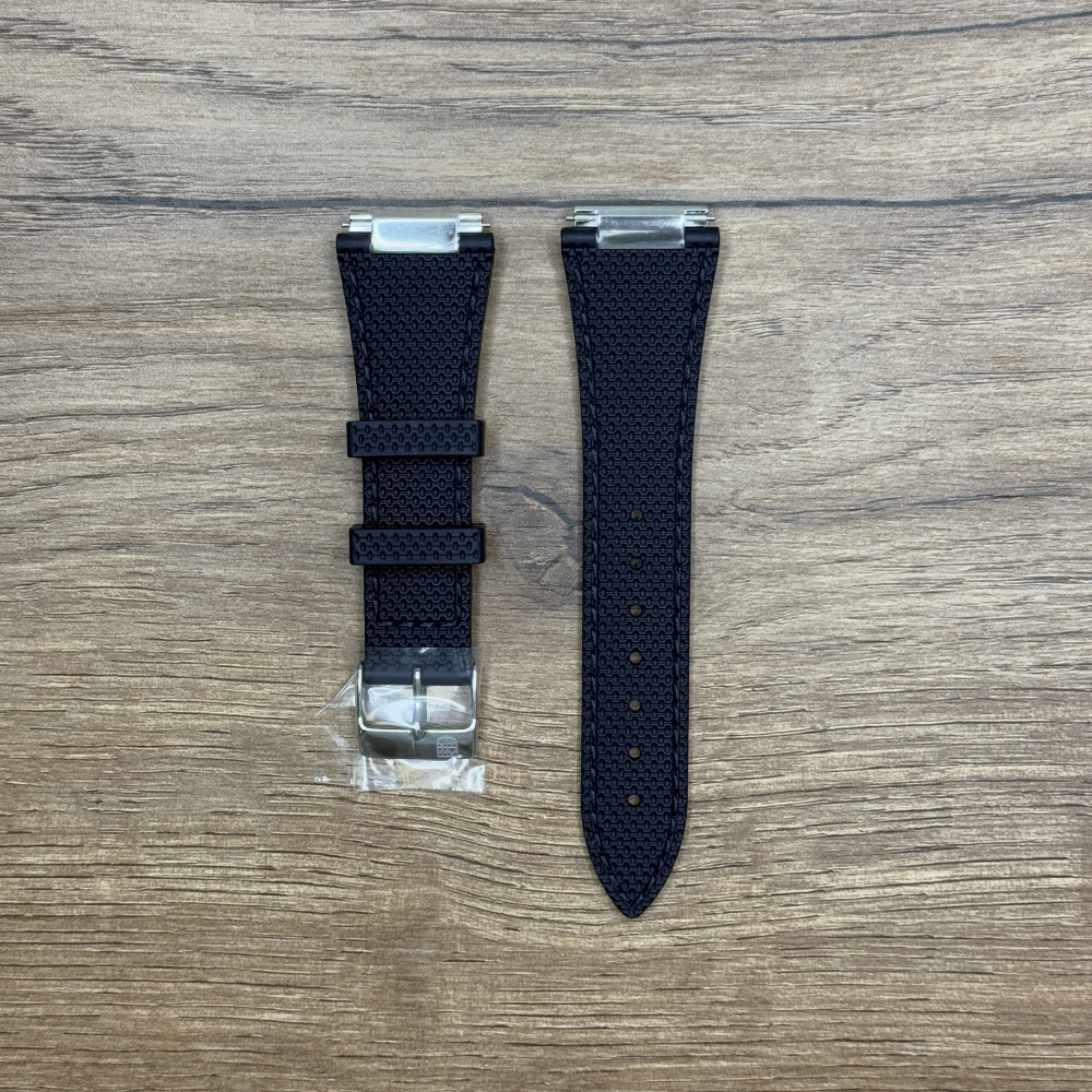 Ремешок для часов Frederique Constant, каучук, черный, с концевыми звеньями FCR-391-NHDN25.5X18-SS Каучуковые ремешки идеально подходят для активного образа жизни. Они легче и теплее металлических браслетов, а ощущаются на руке как вторая кожа. Большое преимущество каучука в том, что он не боится воды. У нас присутствуют только высококачественные материалы и оригинальный товар от производителя