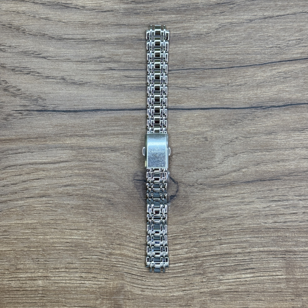 Браслет для часов Candino из нержавеющей стали C4615/40 METAL BAND Главное преимущество металлических браслетов – долговечность и практичность. Браслет всегда можно отдать на полировку и чистку, вернув ему первозданный вид. Также они всегда выглядят более эффектно, так как являются неким продолжением ваших часов. Нержавеющая сталь отличается высокой прочностью к царапинам и износостойкостью. У нас присутствуют только высококачественные материалы и оригинальный товар от производителя. 