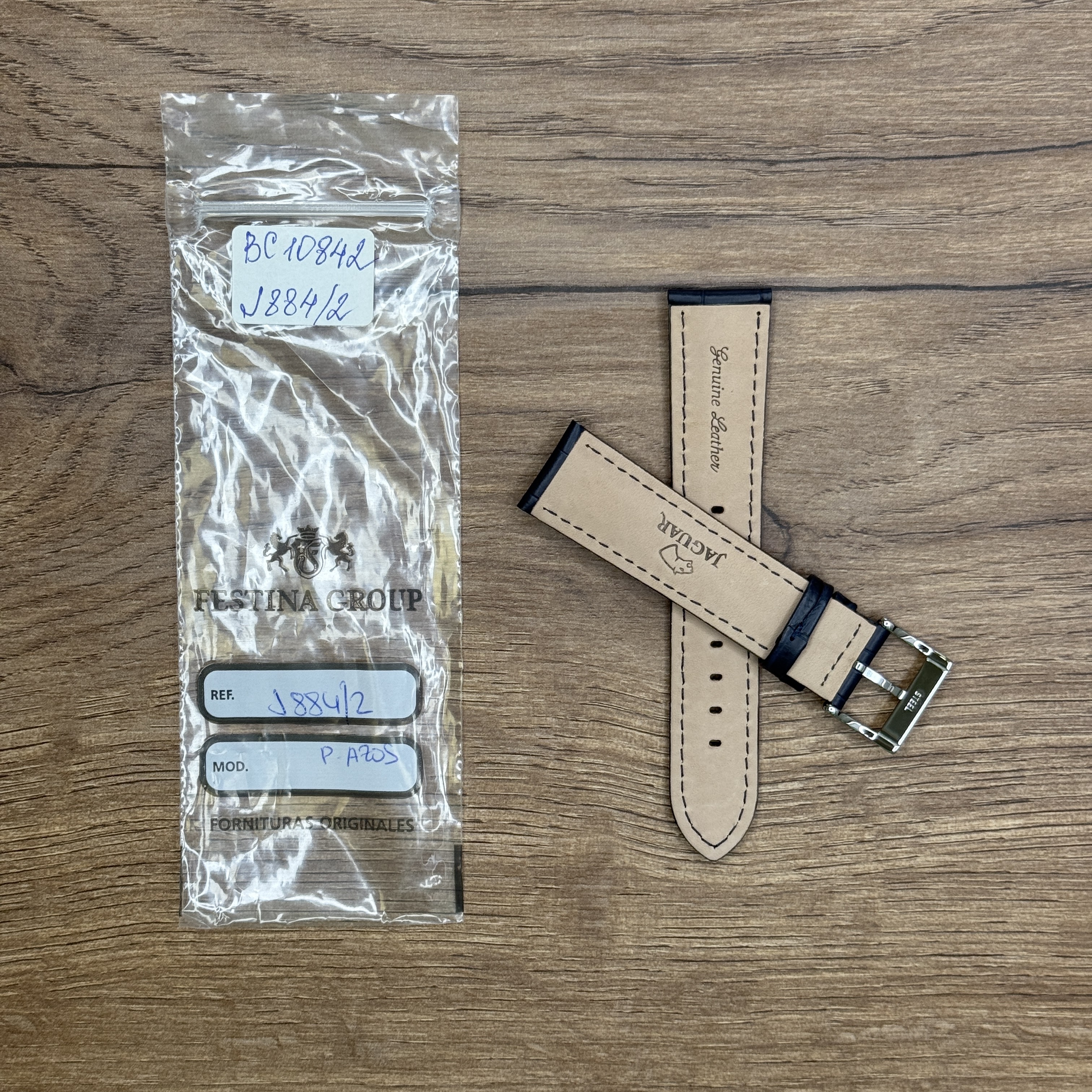 Ремешок для часов Jaguar из кожи теленка, синий, J884 Кожаные ремешки - стильные, надёжные и долговечные, способные составить достойную пару часам со стальным корпусом или часам из титана. Аксессуары из кожи не рекомендуется использовать в воде. У нас присутствуют только высококачественные материалы и оригинальный товар от производителя.