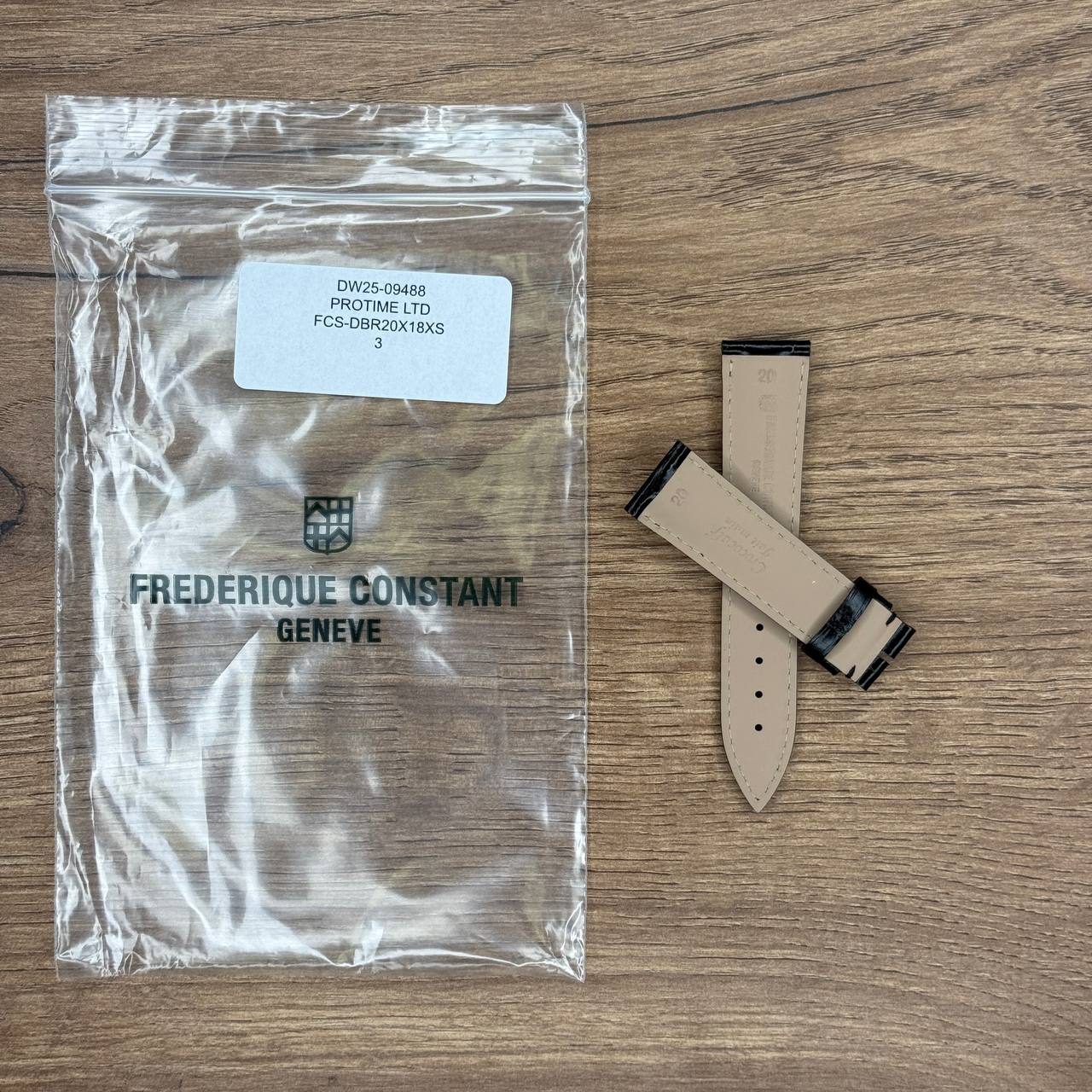 Ремешок для часов Frederique Constant из кожи теленка, темно-коричневый, имитация крокодил, 20X18, XS Кожаные ремешки - стильные, надёжные и долговечные, способные составить достойную пару часам со стальным корпусом или часам из титана. Аксессуары из кожи не рекомендуется использовать в воде. У нас присутствуют только высококачественные материалы и оригинальный товар от производителя.