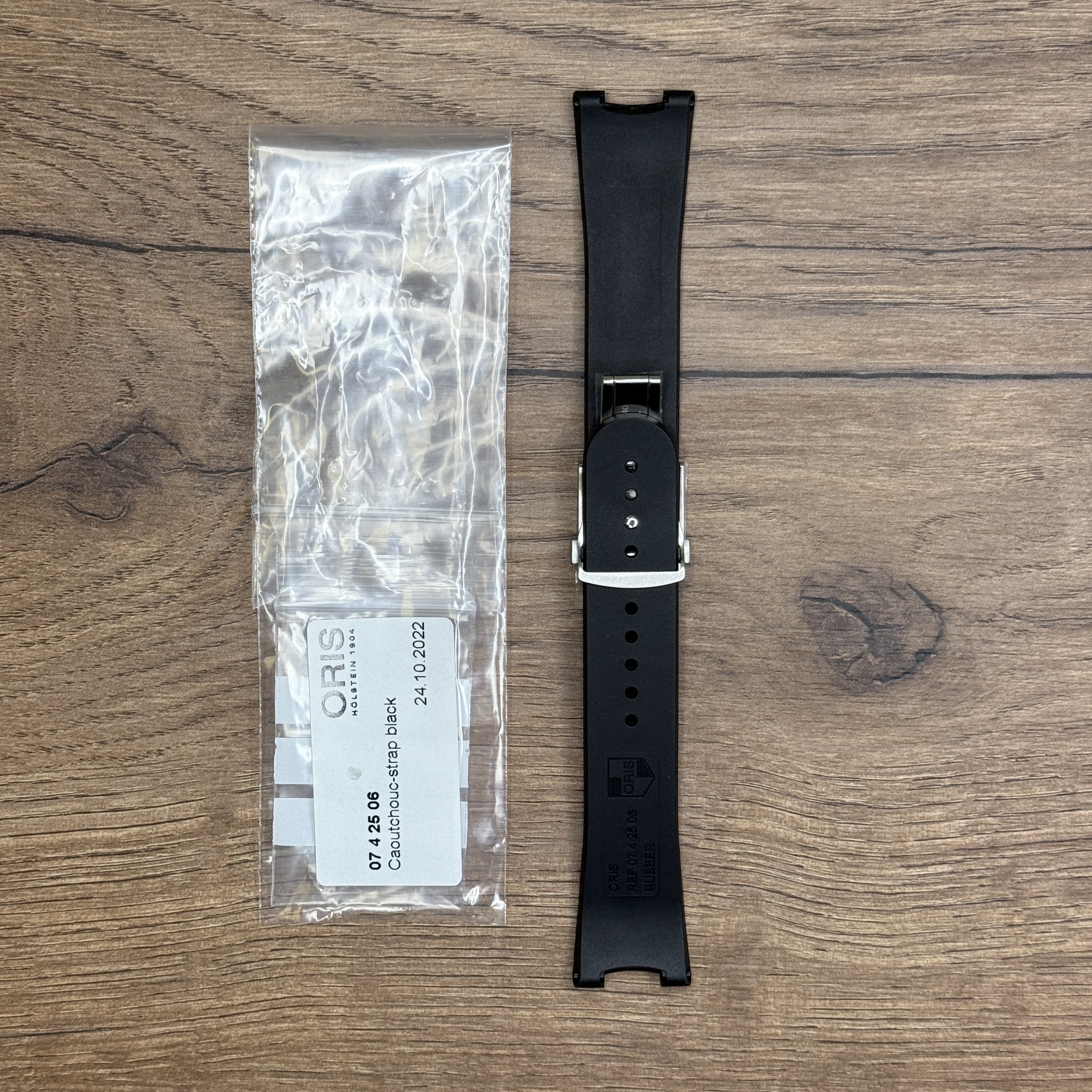 Ремешок для часов ORIS из каучука, черный, со стальной клипсой Каучуковые ремешки идеально подходят для активного образа жизни. Они легче и теплее металлических браслетов, а ощущаются на руке как вторая кожа. Большое преимущество каучука в том, что он не боится воды. У нас присутствуют только высококачественные материалы и оригинальный товар от производителя.
