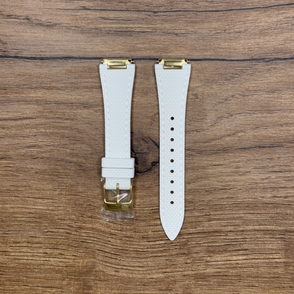 Ремешок для часов Frederique Constant, каучук, со звеньями, белый FCR-NHWHITE19.5X14-YGP Каучуковые ремешки идеально подходят для активного образа жизни. Они легче и теплее металлических браслетов, а ощущаются на руке как вторая кожа. Большое преимущество каучука в том, что он не боится воды. У нас присутствуют только высококачественные материалы и оригинальный товар от производителя