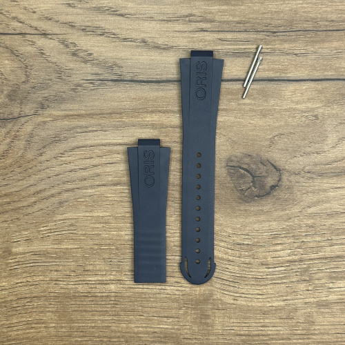 Каучуковый ремешок ОРИС синего цвета без застежки, длина 81/130 мм, ширина застежки 18 мм, обхват руки ок. 130 - 230 мм Каучуковые ремешки идеально подходят для активного образа жизни. Они легче и теплее металлических браслетов, а ощущаются на руке как вторая кожа. Большое преимущество каучука в том, что он не боится воды. У нас присутствуют только высококачественные материалы и оригинальный товар от производителя.