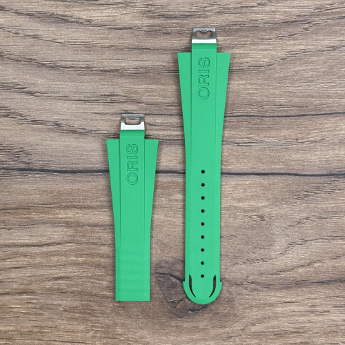 Ремешок для часов Oris из каучука, зеленый, без застежки Каучуковые ремешки идеально подходят для активного образа жизни. Они легче и теплее металлических браслетов, а ощущаются на руке как вторая кожа. Большое преимущество каучука в том, что он не боится воды. У нас присутствуют только высококачественные материалы и оригинальный товар от производителя.