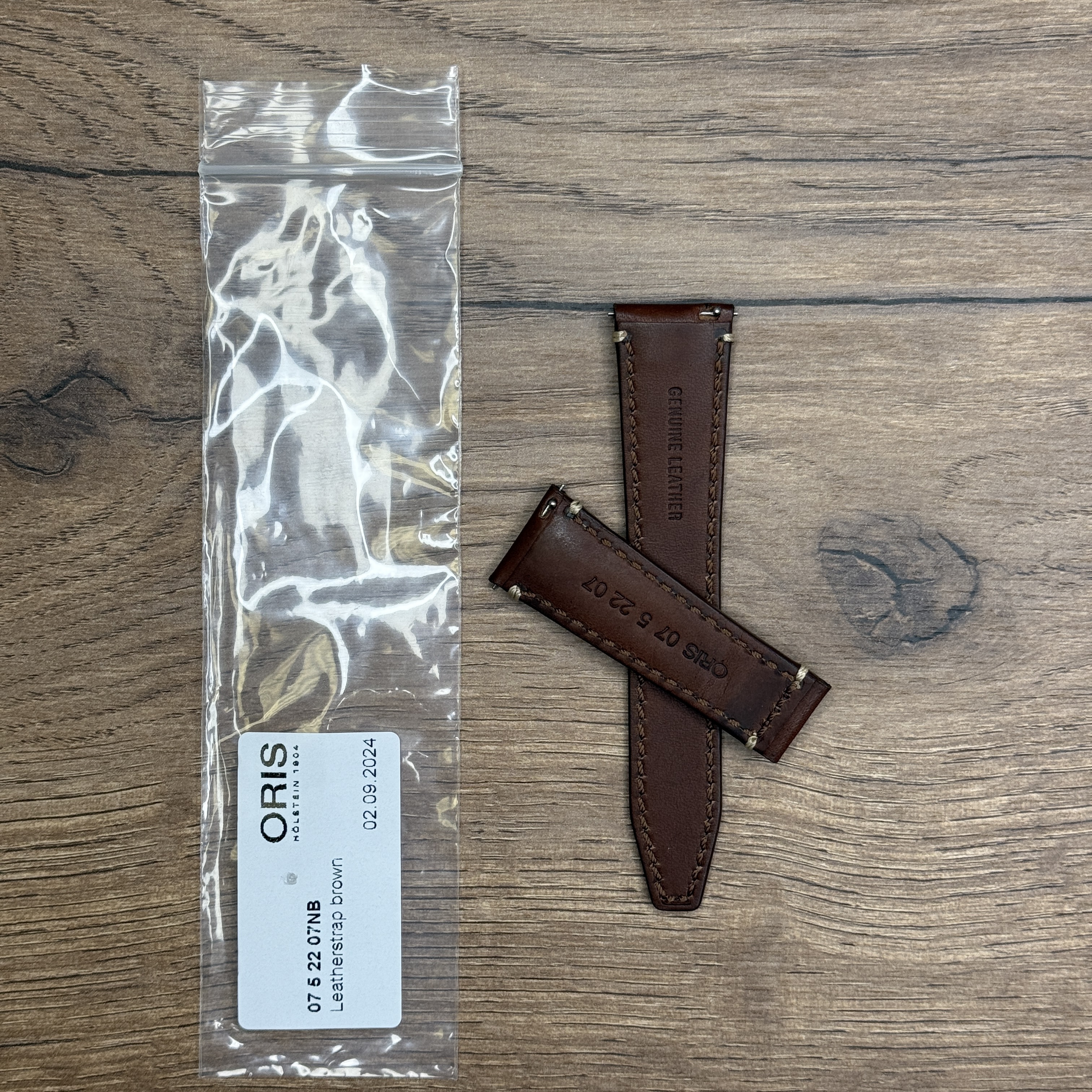 Ремешок для часов ORIS из кожи коричневого цвета, без застежки Кожаные ремешки - стильные, надёжные и долговечные, способные составить достойную пару часам со стальным корпусом или часам из титана. Аксессуары из кожи не рекомендуется использовать в воде. У нас присутствуют только высококачественные материалы и оригинальный товар от производителя.