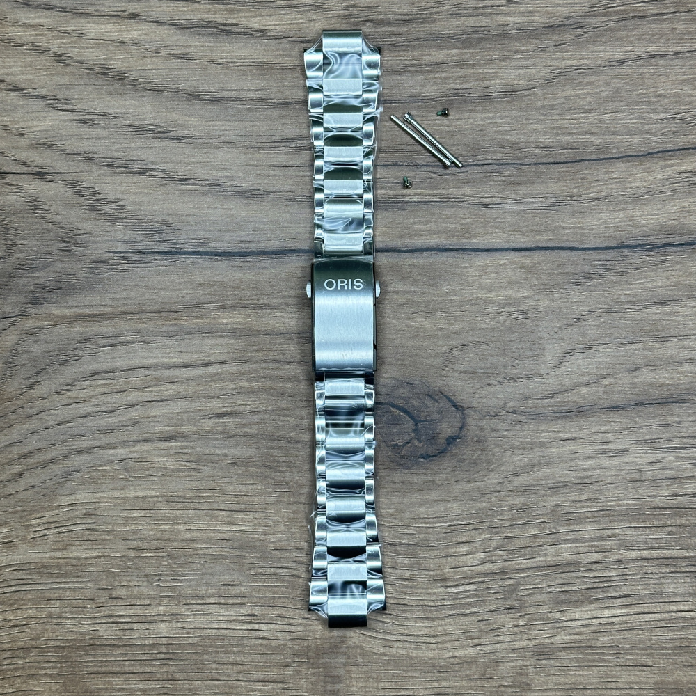 Стальной браслет Oris с раскладной застежкой с дайверским расширителем, нержавеющая сталь 07 8 24 05PEB Главное преимущество металлических браслетов – долговечность и практичность. Браслет всегда можно отдать на полировку и чистку, вернув ему первозданный вид. Также они всегда выглядят более эффектно, так как являются неким продолжением ваших часов. 
Нержавеющая сталь отличается высокой прочностью к царапинам и износостойкостью.
У нас присутствуют только высококачественные материалы и оригинальный товар от производителя. 
Подходит для часов 01 743 7733 4135