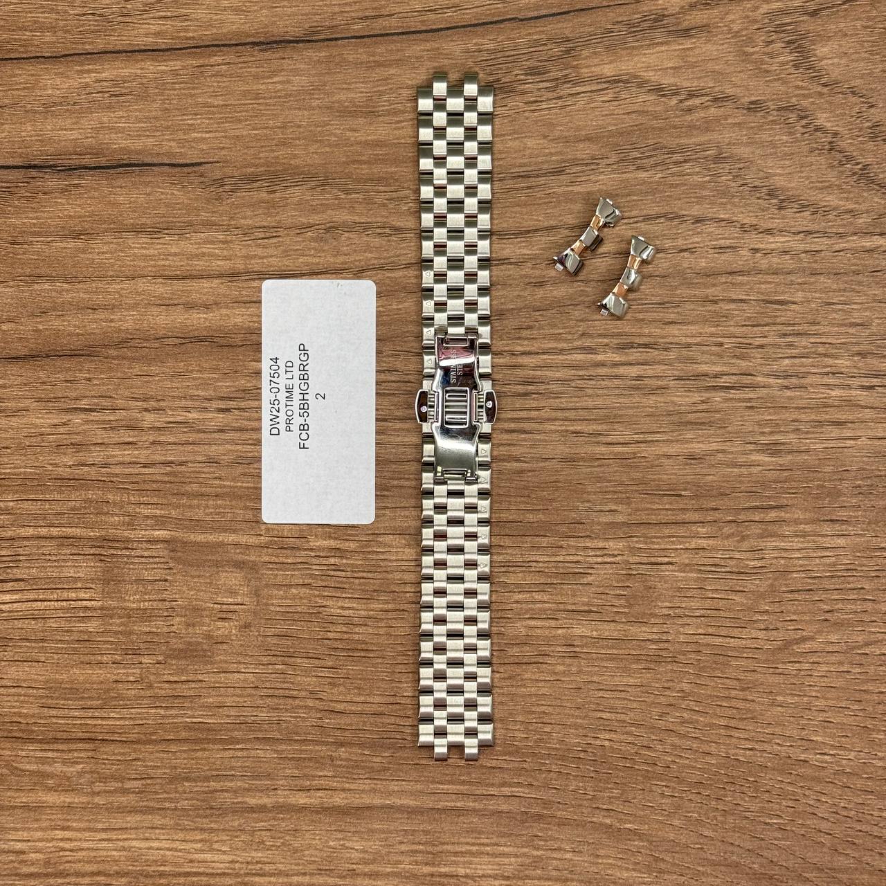 Браслет для часов Frederique Constant из нержавеющей стали Главное преимущество металлических браслетов – долговечность и практичность. Браслет всегда можно отдать на полировку и чистку, вернув ему первозданный вид. Также они всегда выглядят более эффектно, так как являются неким продолжением ваших часов. Нержавеющая сталь отличается высокой прочностью к царапинам и износостойкостью. У нас присутствуют только высококачественные материалы и оригинальный товар от производителя.