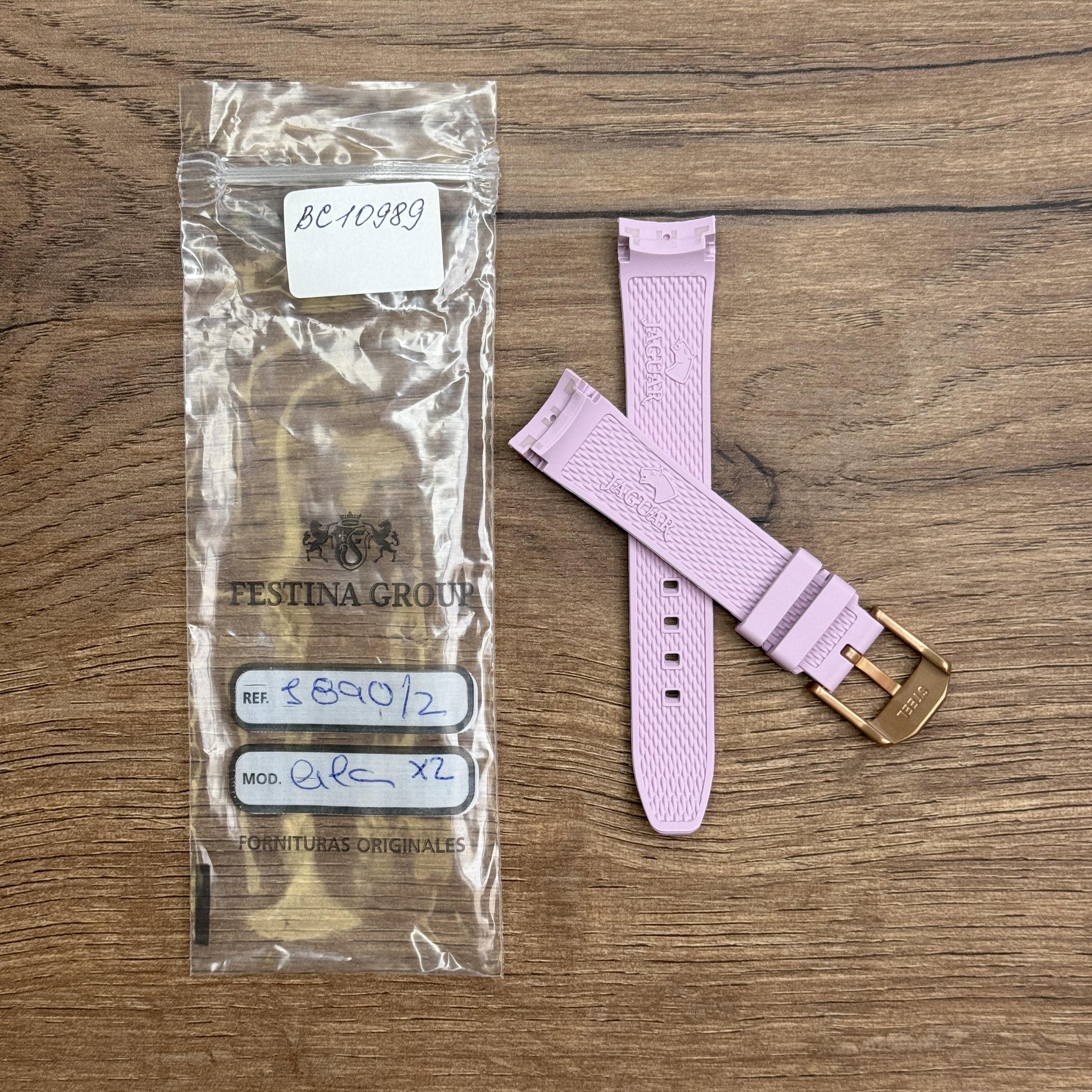 Ремешок для часов Jaguar из каучука, розовый, для J890 Каучуковые ремешки идеально подходят для активного образа жизни. Они легче и теплее металлических браслетов, а ощущаются на руке как вторая кожа. Большое преимущество каучука в том, что он не боится воды. У нас присутствуют только высококачественные материалы и оригинальный товар от производителя