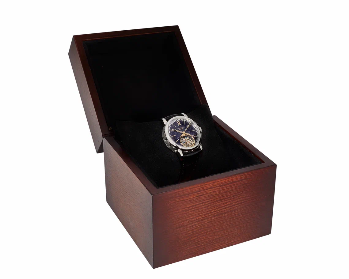Часы  Tourbillon Kremlin by Diagan & Buyalov, Стекло: сапфировое, с покрытием blue anti-finger