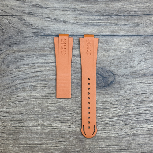Ремешок для часов Oris из каучука, оранжевый, без застежки Каучуковые ремешки идеально подходят для активного образа жизни. Они легче и теплее металлических браслетов, а ощущаются на руке как вторая кожа. Большое преимущество каучука в том, что он не боится воды. У нас присутствуют только высококачественные материалы и оригинальный товар от производителя.
