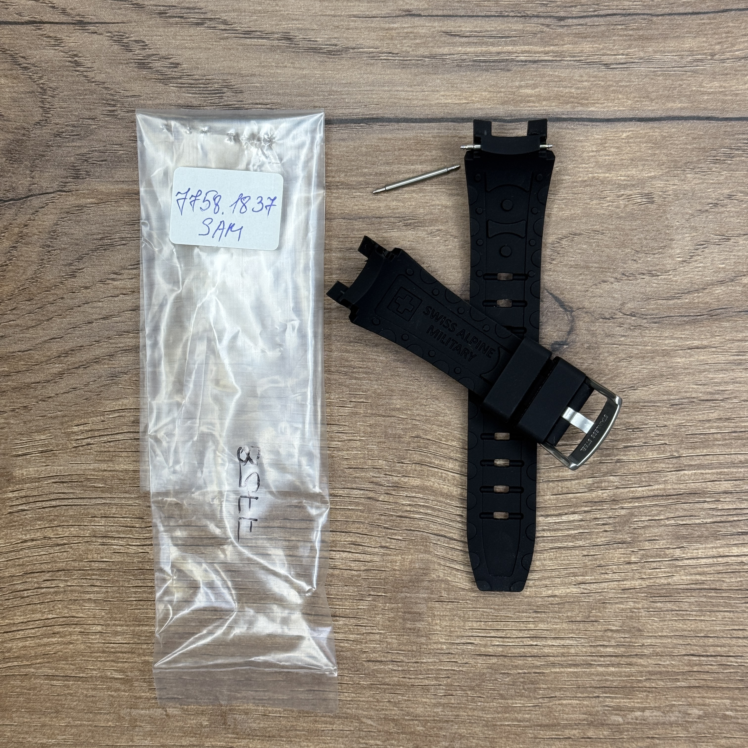 Ремешок для часов Swiss Alpine Military черного цвета из каучука для 7758.1837SAM 