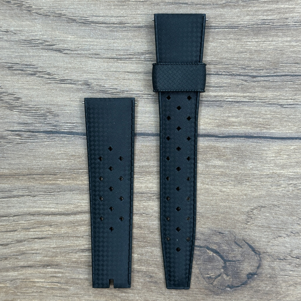 Ремешок для часов Oris без застежки, каучук, черный, для часов Oris Divers Sixty-Five 07 4 21 18NB Подходит для часов Oris Divers Sixty-Five 7720   Каучуковые ремешки идеально подходят для активного образа жизни. Они легче и теплее металлических браслетов, а ощущаются на руке как вторая кожа. Большое преимущество каучука в том, что он не боится воды. 
У нас присутствуют только высококачественные материалы и оригинальный товар от производителя. 
